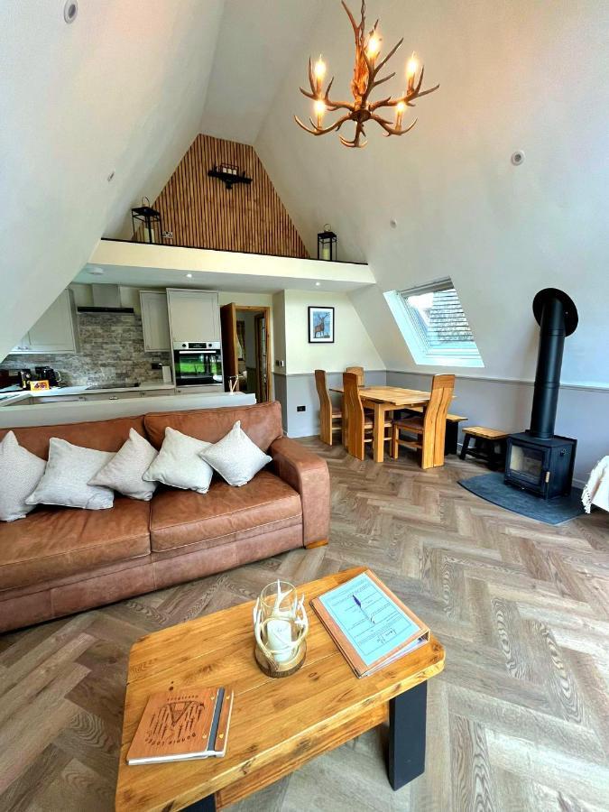 Bonnie Lodge-Lochside Location With Hot Tub Invergarry Bagian luar foto