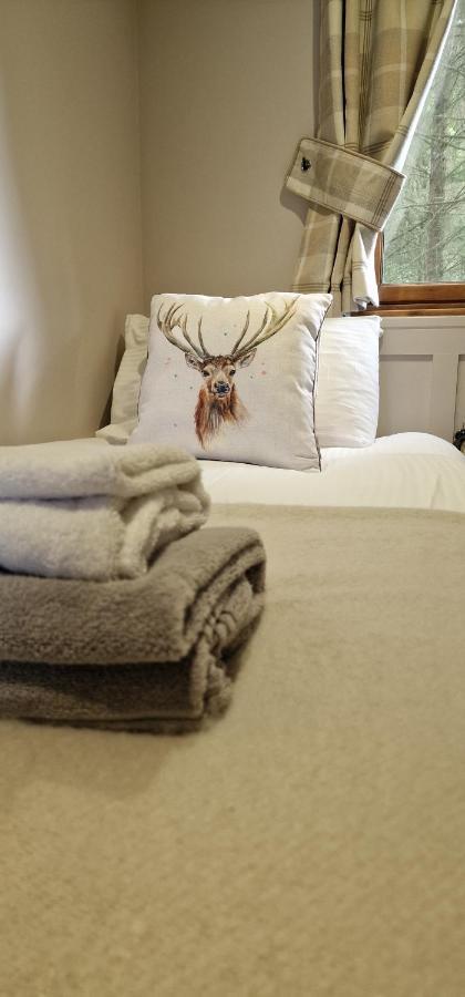 Bonnie Lodge-Lochside Location With Hot Tub Invergarry Bagian luar foto