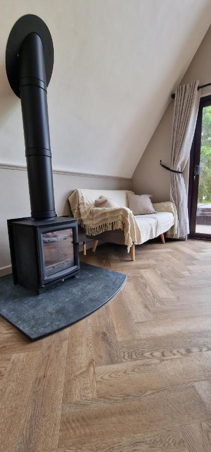 Bonnie Lodge-Lochside Location With Hot Tub Invergarry Bagian luar foto
