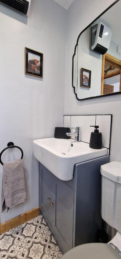 Bonnie Lodge-Lochside Location With Hot Tub Invergarry Bagian luar foto