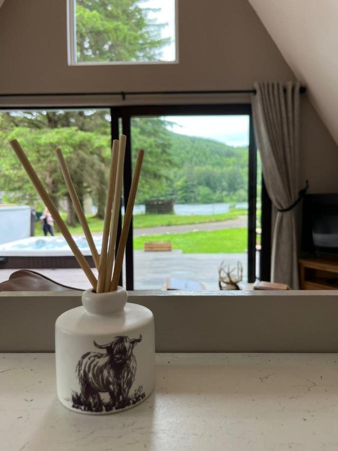 Bonnie Lodge-Lochside Location With Hot Tub Invergarry Bagian luar foto